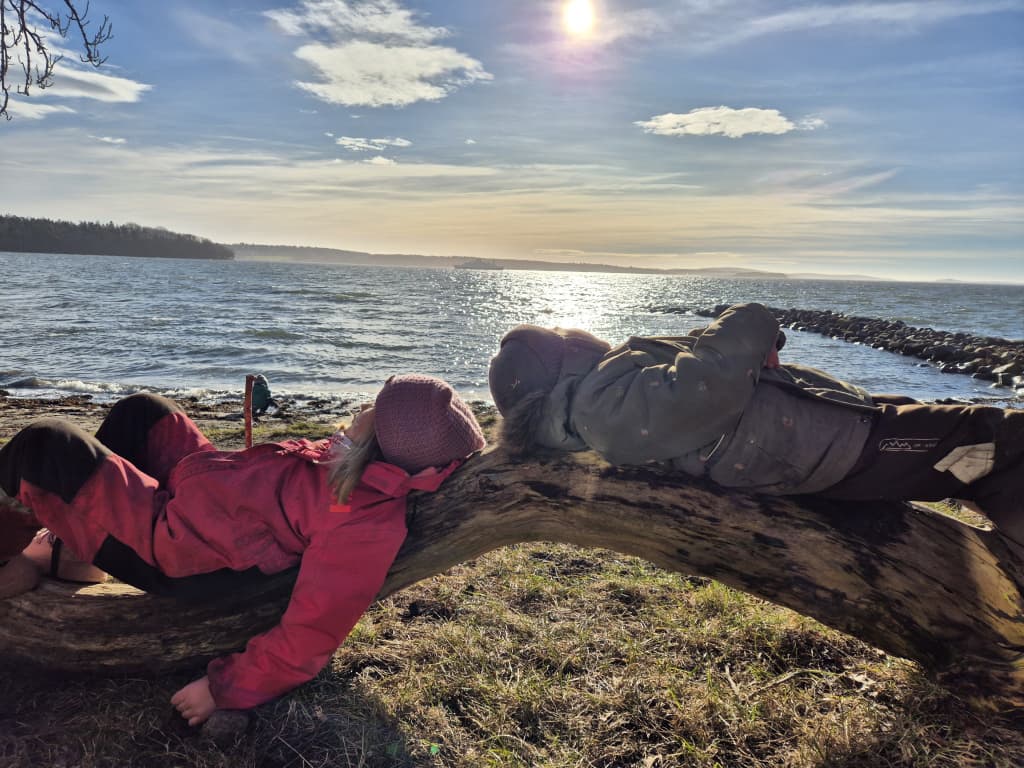 Barn som koser seg ute i naturen