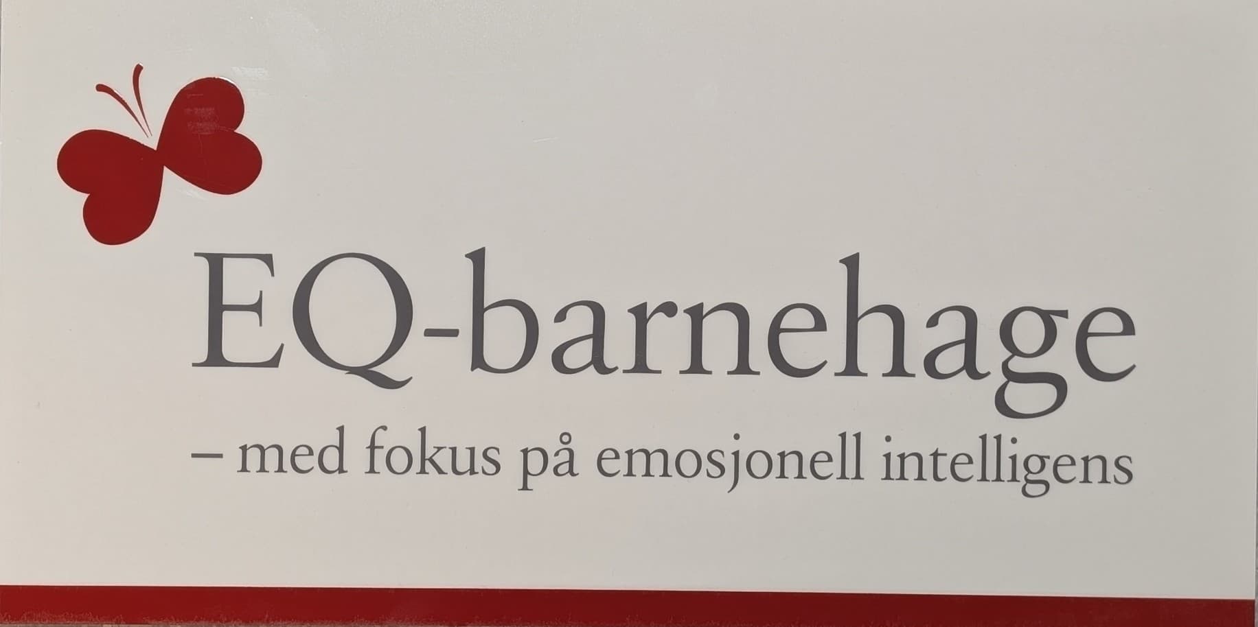 Skilt som viser at Trollskogen er en sertifisert EQ-barnehage