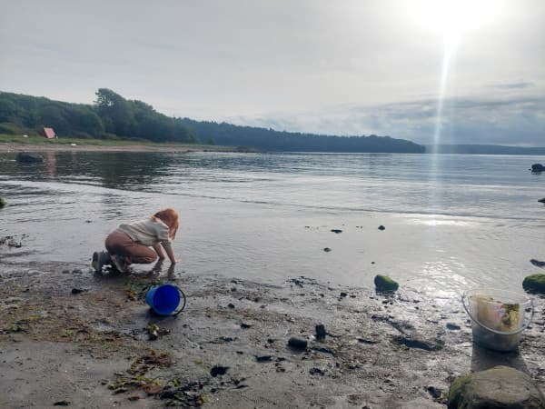 Barn i vannkanten ved Fiskehytta på Alby